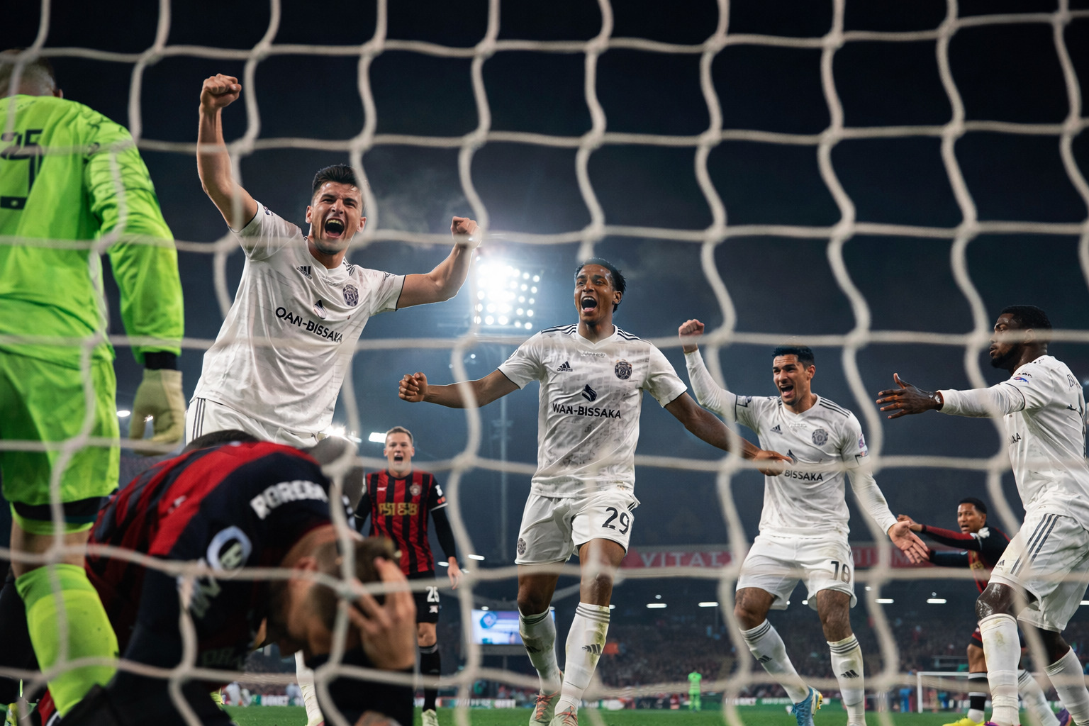 同样拉拽判罚却天差地别！曼联2-2背后，是一场让人难以信服的裁判之战